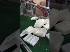 ईपीएस मोल्डिंग मशीन ईपीएस इन्सुलेशन बॉक्स का उत्पादन कर रही है