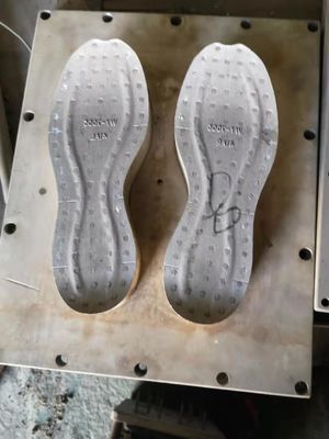 कस्टम स्पोर्ट्स शूज़ के तल के लिए स्वचालित 380V ईटीपीयू आकार मोल्डिंग मशीन